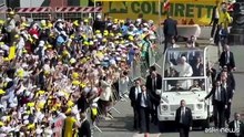 Il Papa in papamobile tra migliaia di fedeli a piazza del Plebiscito