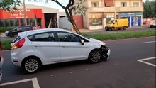 Traseira de ônibus atinge Fiesta em rotatória na Avenida Assunção