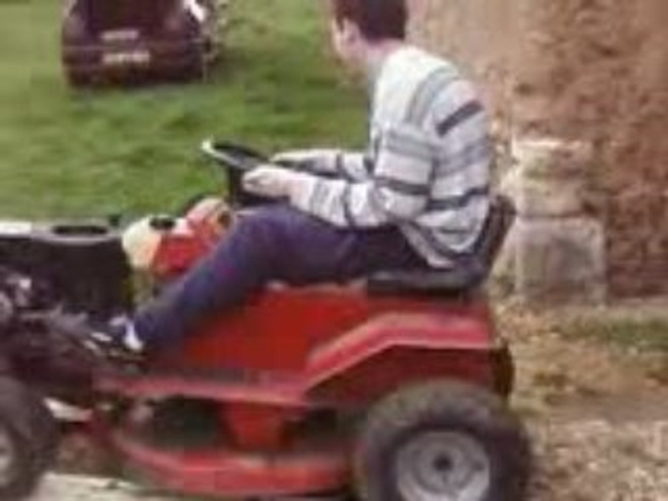 Régis fait du tracteur tondeuse
