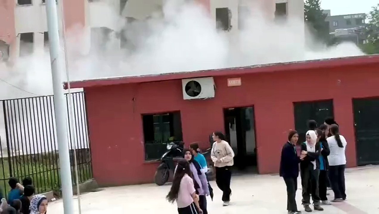 Şanlıurfa’da Okul Yanında Bina Yıkımı Paniğe Yol Açtı