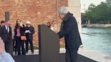 Sgarbi su The Migrant Child di Banksy: «Questa storia non doveva dissolversi»