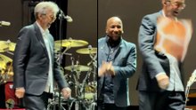 Momento en el que lanzan un vinilo contra Eric Clapton durante su concierto en Madrid