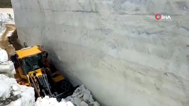 Mayıs ayında kar esareti: 8 metrelik dev kar tünelleri oluştu!