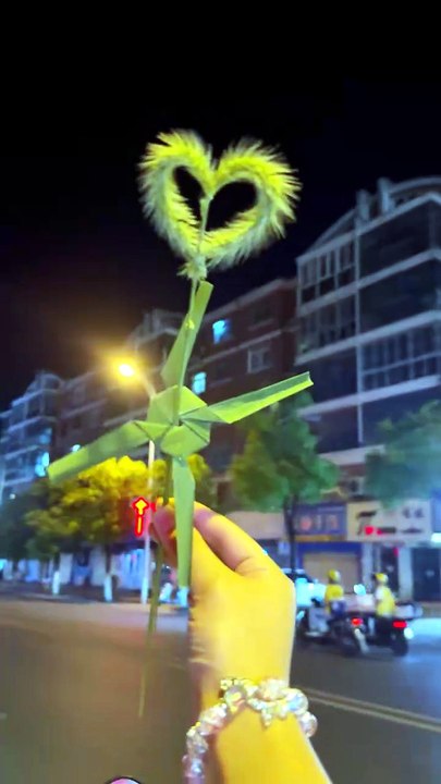 Here's how to make a small pinwheel using a reed.