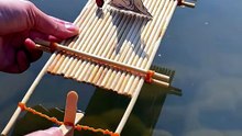 Here's how to make a small bamboo raft using disposable chopsticks.