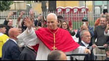 Il Papa a Pompei, campane a festa. Il giro in golfcar tra la folla