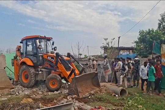वन भूमि पर अतिक्रमण कर बने 20 मकानों पर चला बुलडोजर, भारी संख्या में लगाए गए पुलिस फोर्स