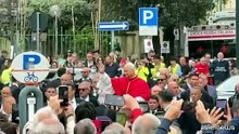 Il Papa a Pompei, campane a festa. Il giro in golfcar tra la folla