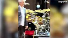 Eric Clapton abandona Madrid sin bis después de que un espectador arrojara un vinilo al escenario