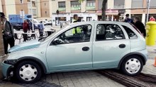 Un herido tras chocar un coche contra la fachada del Bar Norte