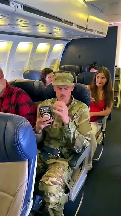Soldier gets surprise pregnancy news on his flight home ❤️❤️🏻