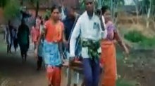 प्रेग्नेंट महिला को चारपाई पर अस्पताल ले गए ग्रामीण