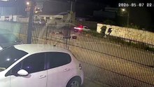 Jovem casal em motocicleta 'voa' por cima de carro e fica ferido em acidente na Grande Curitiba