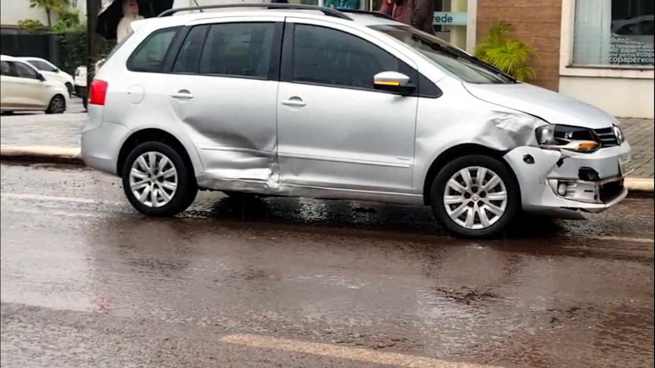 SpaceFox desloca roda traseira e Ford Ka tem danos no para-choque após batida no Bairro Neva