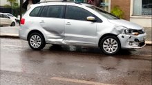 SpaceFox desloca roda traseira e Ford Ka tem danos no para-choque após batida no Bairro Neva