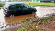 Carro fica atolado em alagamento na marginal da PRC-467 causado por bueiro entupido