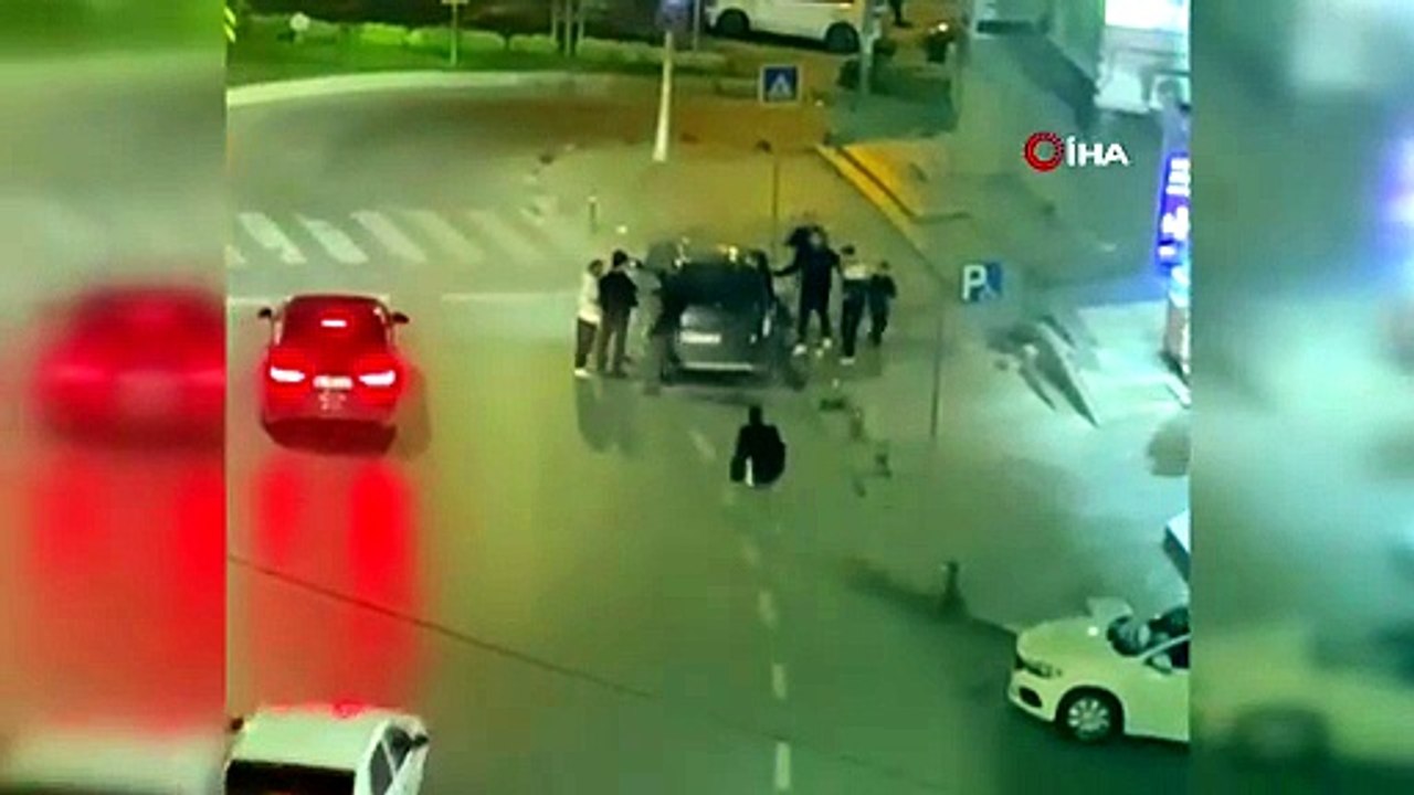 Arnavutköy'de olaylı gece! Tek yumrukla yere serdi!
