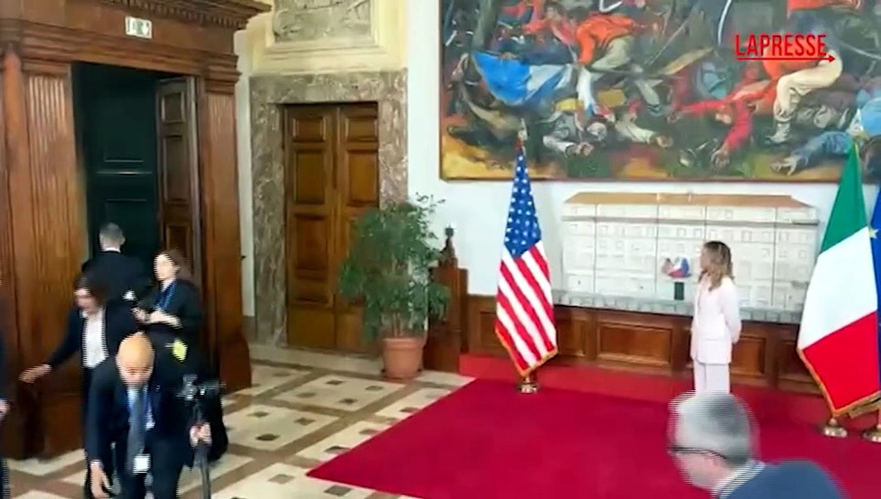 Italia-Usa, la stretta di mano tra Meloni e Rubio a Palazzo Chigi