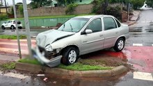 Corsa invade ciclovia após acidente na Avenida Piquiri