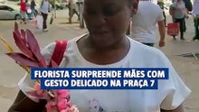 Mães recebem mini buquês em ação emocionante na Praça 7