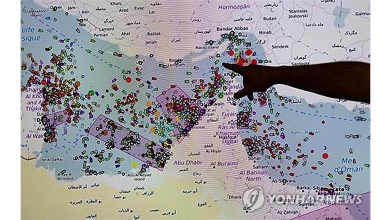 중국 유조선, 호르무즈 인근서 첫 피격..."갑판 화재 발생" / YTN