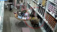 Prato, il furto ripreso dalle telecamere del negozio