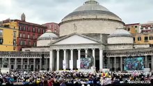 Napoli, in piazza Plebiscito Morricone e Carosone aspettando il Papa