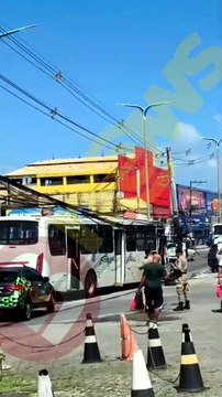 Ônibus bate em poste na Estrada do Coco e causa grande congestionamento