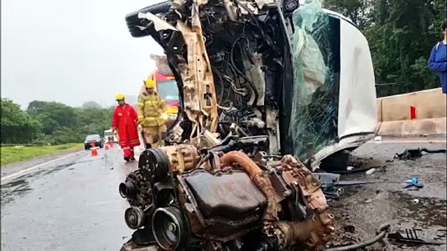 Carro fica destruído em capotamento na rodovia BR-467, em Cascavel