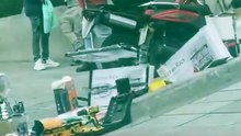 📌 Un hombre que pedía dinero en la calle fingiendo ser ciego fue exhibido en video usando su celular con normalidad. Las imágenes generaron críticas en redes por presuntamente engañar a la ciudadanía 📱⚠️.