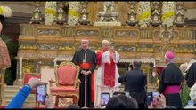 Napoli, il Papa mostra e bacia l'ampolla con il sangue di San Gennaro