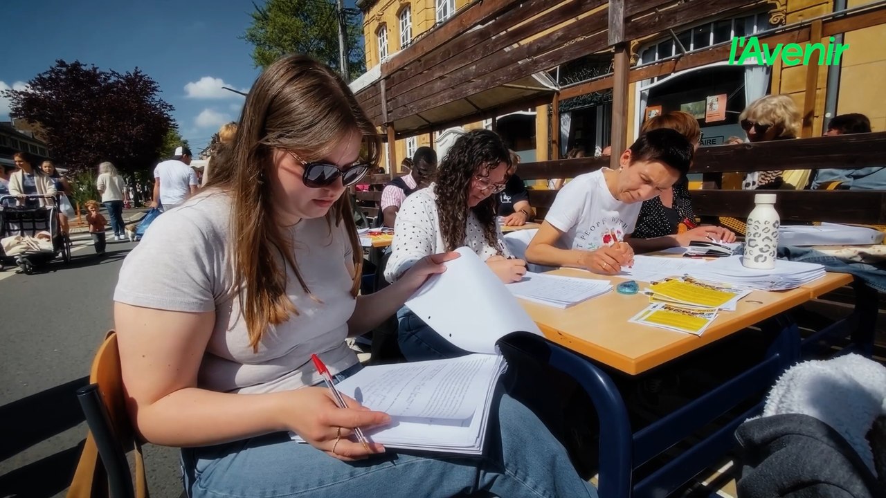 Virton : des enseignants corrigent des copies sur le marché pour dénoncer les réformes de Valérie Glatigny