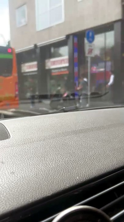 Brandisce un coltello e viene preso a pugni: rissa in centro a Legnano