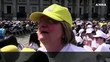 Napoli, le voci dei fedeli in attesa del Papa in piazza Plebiscito