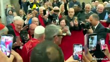 Napoli, il Papa mostra e bacia l'ampolla con il sangue di San Gennaro