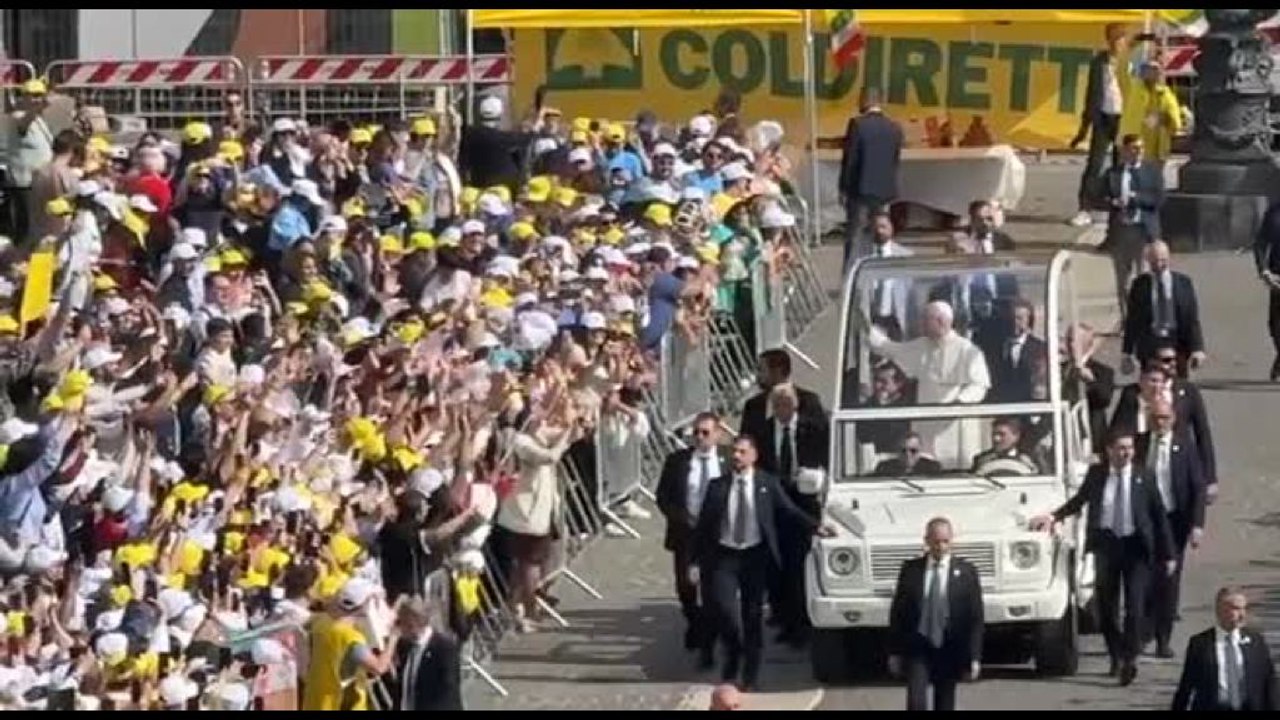 Il Papa in papamobile tra migliaia di fedeli a piazza del Plebiscito
