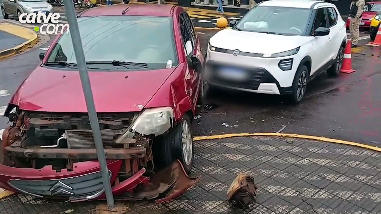 Mulher fica ferida em acidente entre carros em Toledo