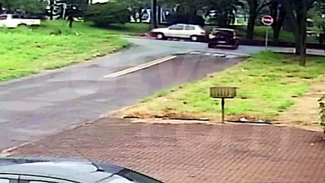 Veja forte colisão entre carro e ônibus no bairro Santo Onofre