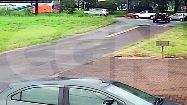 Câmera flagra acidente entre carro e ônibus no Santo Onofre