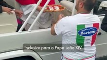Papa Leão XIV ganha pizza sob medida em visita a Nápoles