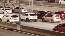 轿车大道上诡异“舞动” 骑士欲援助遭撞 网：好人难做！