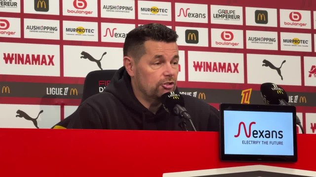 Pierre Sage félicite ses joueurs après la qualification du RC Lens en Ligue des Champions