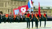 Putin arriva sulla Piazza Rossa: inizia parata del 9 maggio sottotono