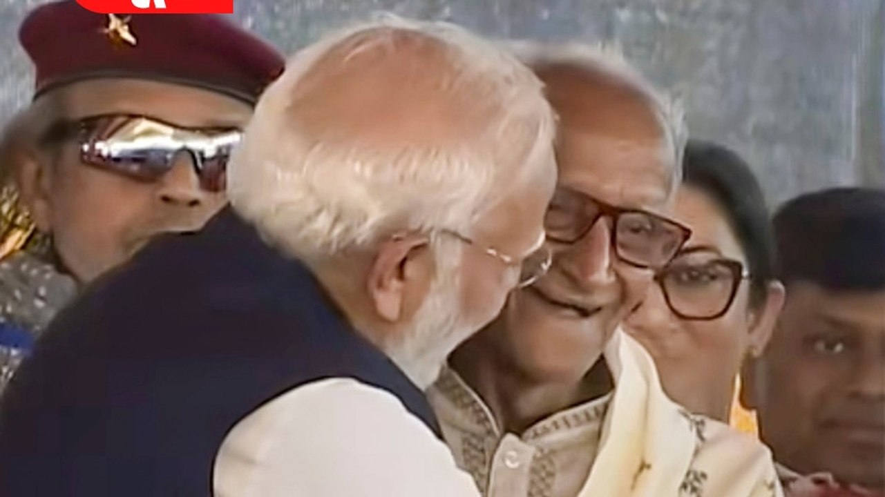 पीएम मोदी ने बंगाल शपथ समारोह में वरिष्ठ कार्यकर्ता माखनलाल सरकार के पैर छुए