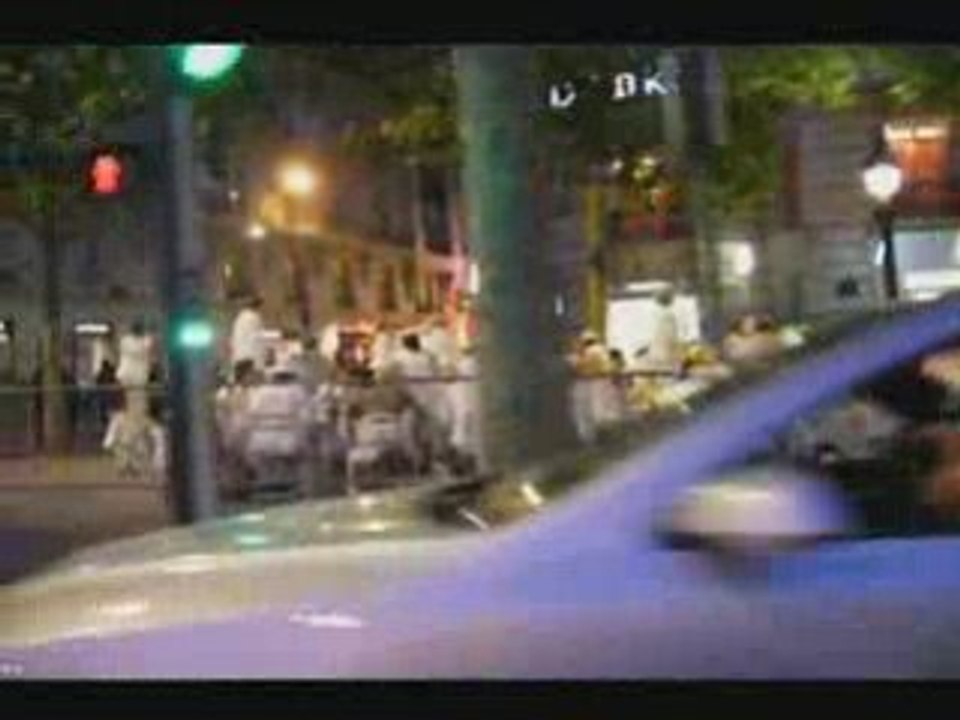 Dîner en blanc  pique nique sur les Champs Elyseés