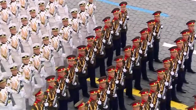 러 전승절 열병식에서 북한군 첫 행진...밀착 과시 / YTN