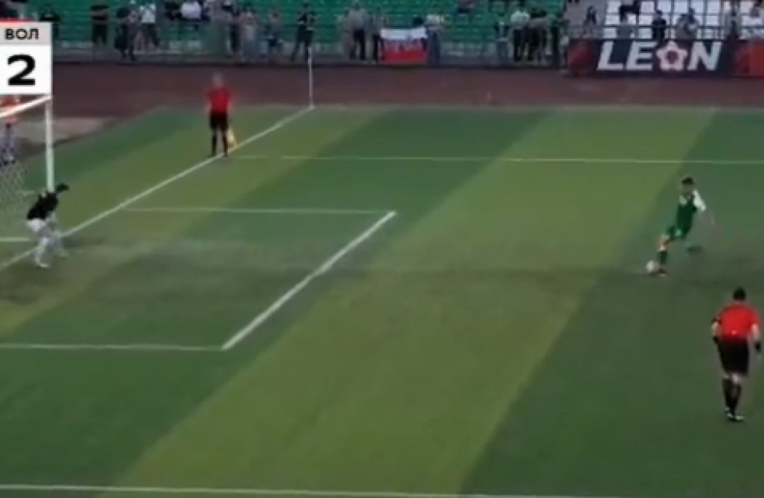 Scena folle: espulso il portiere, ma... il rigore lo para l'attaccante!
