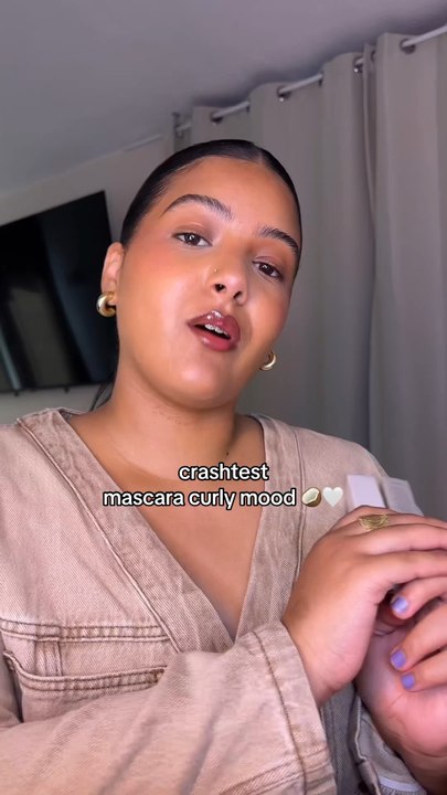 spoiler alert : il est tellement facile a demaquiller j’my attendais pas le 1er mascara «fibers» il  gonfle et épaissitet le 2eme mascara «length» il allonge et définit@curlymood produits offert*