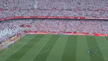 El bestial tifo de la afición del Sevilla en el Piazjuán