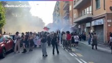 Idrante contro i manifestanti: il video
